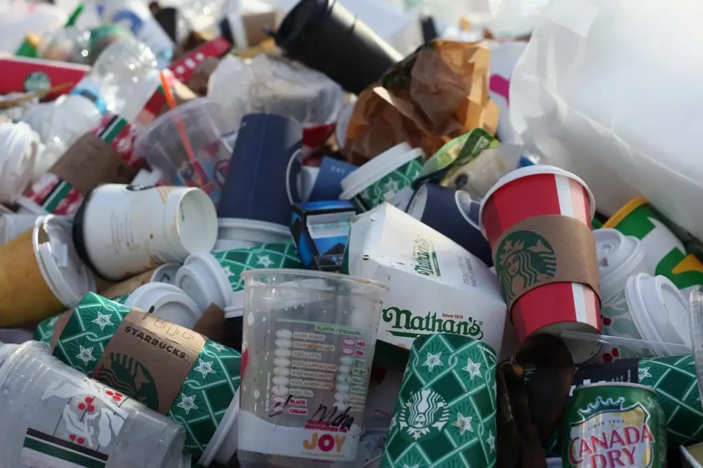 ein Müllberg aus Einweg-Kaffeebechern und anderen Plastikbehältern