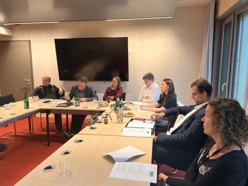 WWF Jugend Vertreter*innen im Gespräch mit Abgeordneten von der Linken, den Grünen und einer Mitarbeiterin eines SPD-Abgeordnetenbüros