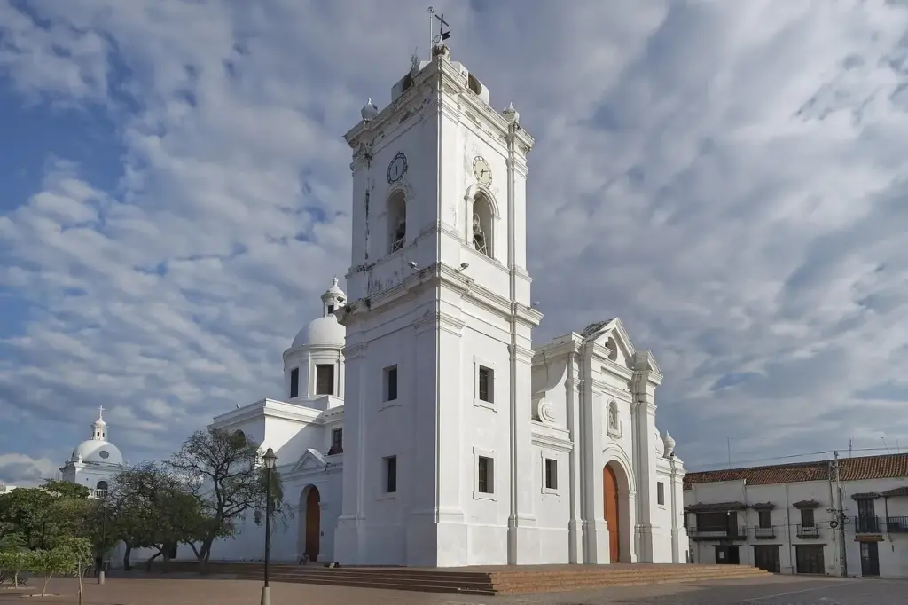 eine weiß getünchte Basilika, umgeben von einem großen Platz