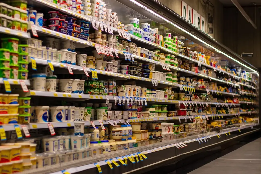 Blick auf ein gefülltes Supermarktregal mit Kühlwaren