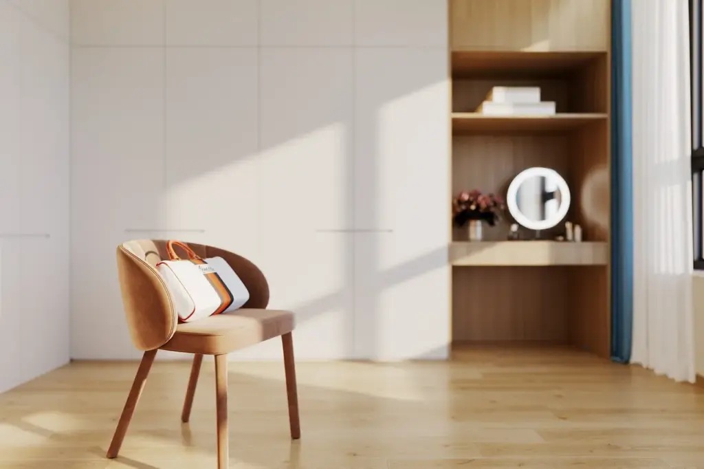 ein Wohnzimmer mit Regal und einem Stuhl