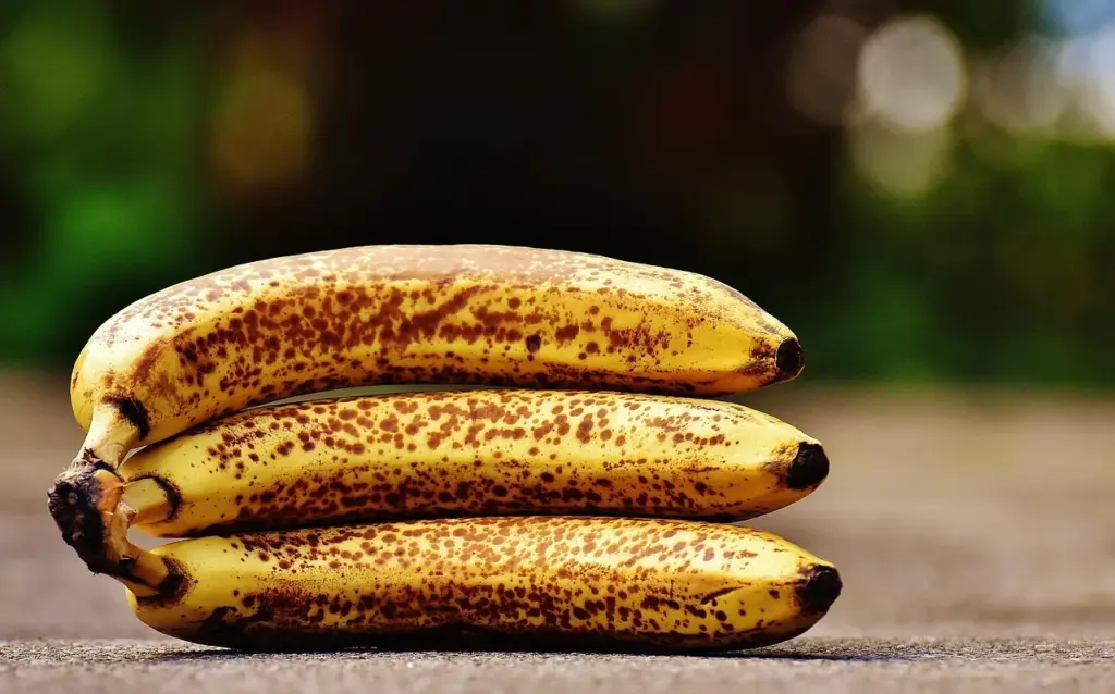 drei braune Bananen liegen übereinander