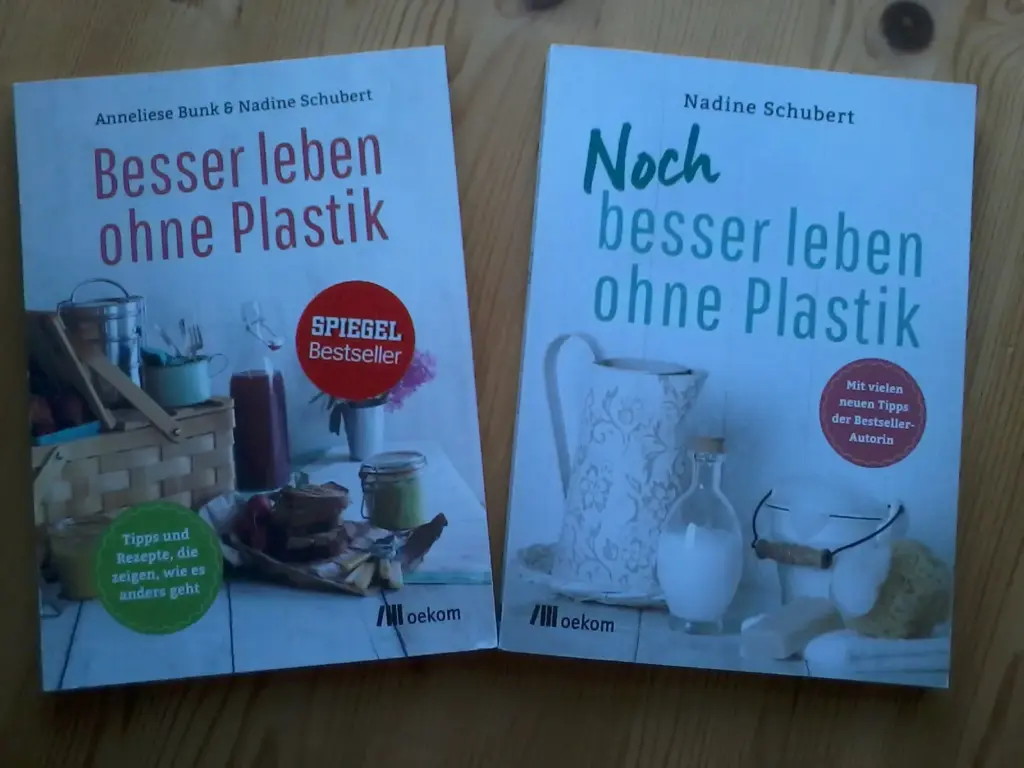 Die Bücher "Besser leben ohne Plastik" und "Noch besser leben ohne Plastik" nebeneinander auf einem Holztisch