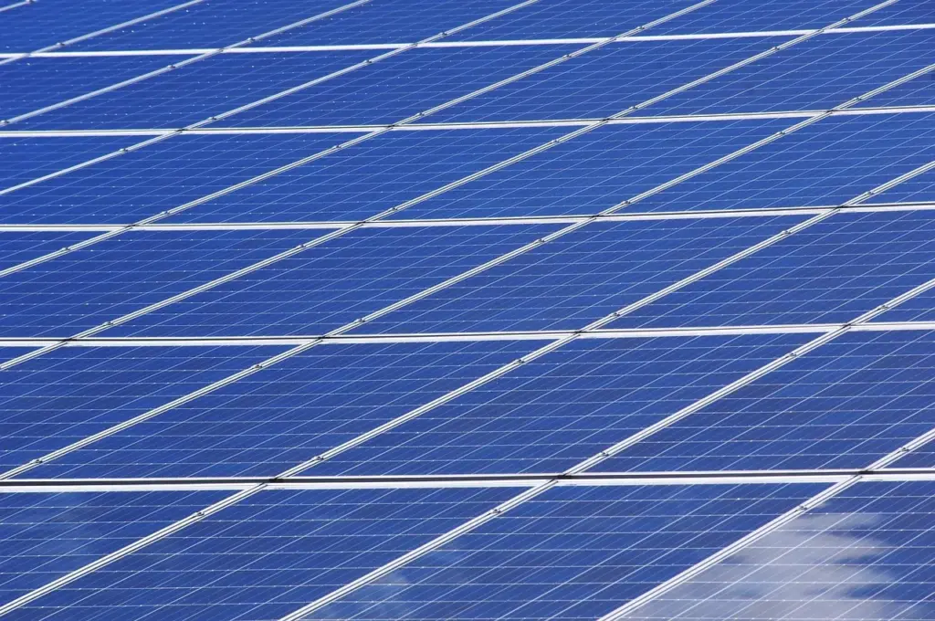 eine große Fläche Solarmodule