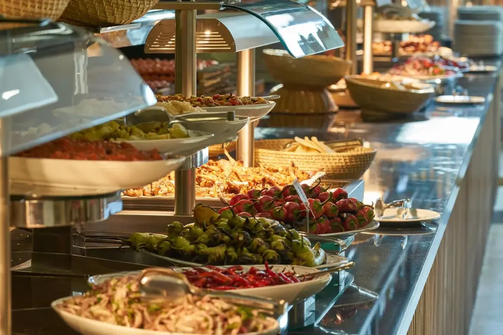 ein reichhaltiges Buffet mit verschiedenen Speisen