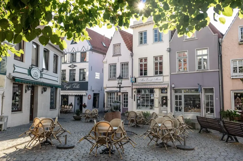 Ein Platz in der Altstadt von Bremen mit Cafes und Stühlen