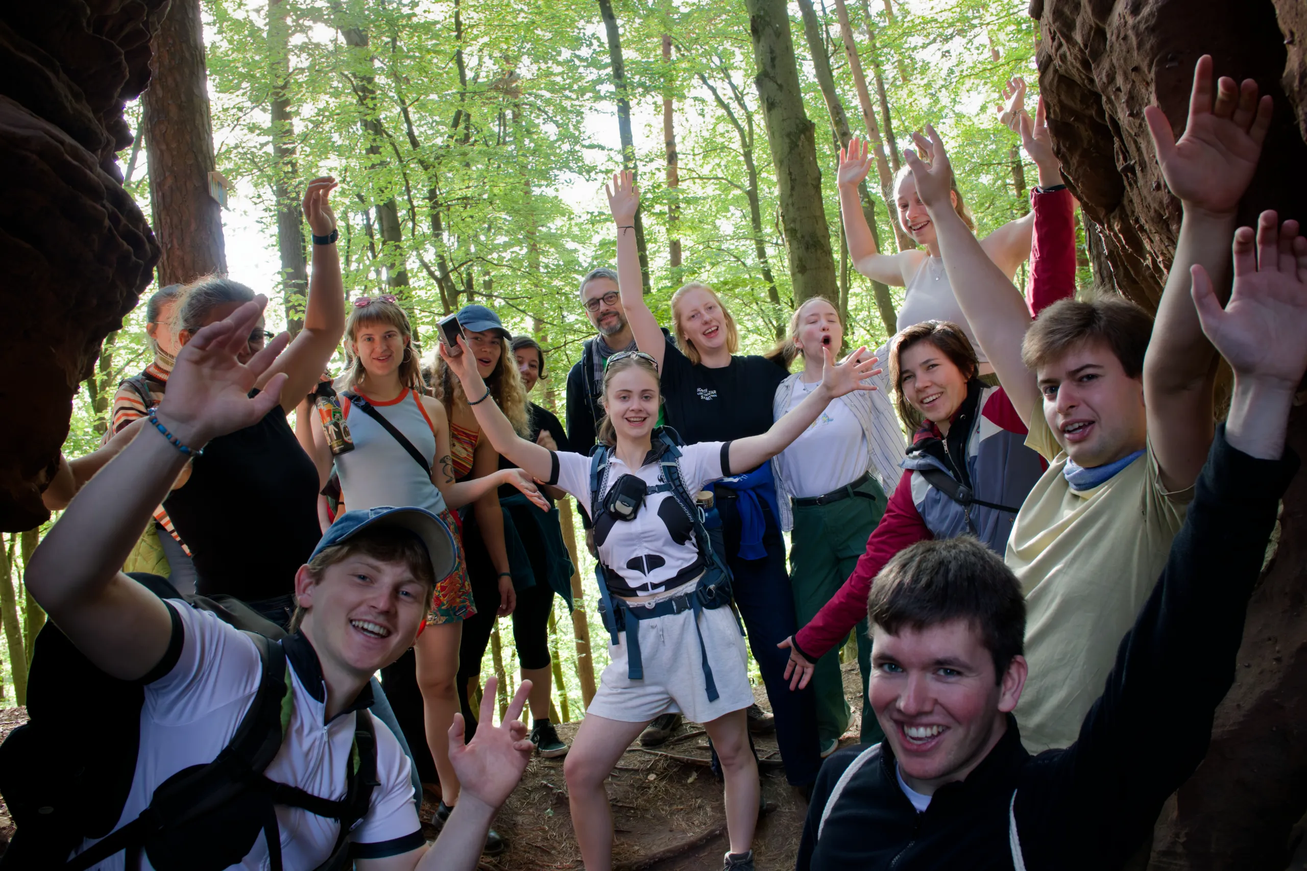 © Marcel Heitkamp Eine WWF Jugend Gruppe im Wald winkt fröhlich in die Kamera.