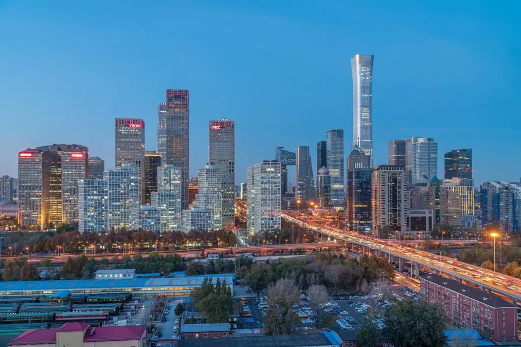Blick auf die Skyline einer modernen Stadt mit Wolkenkratzern in der Abenddämmerung